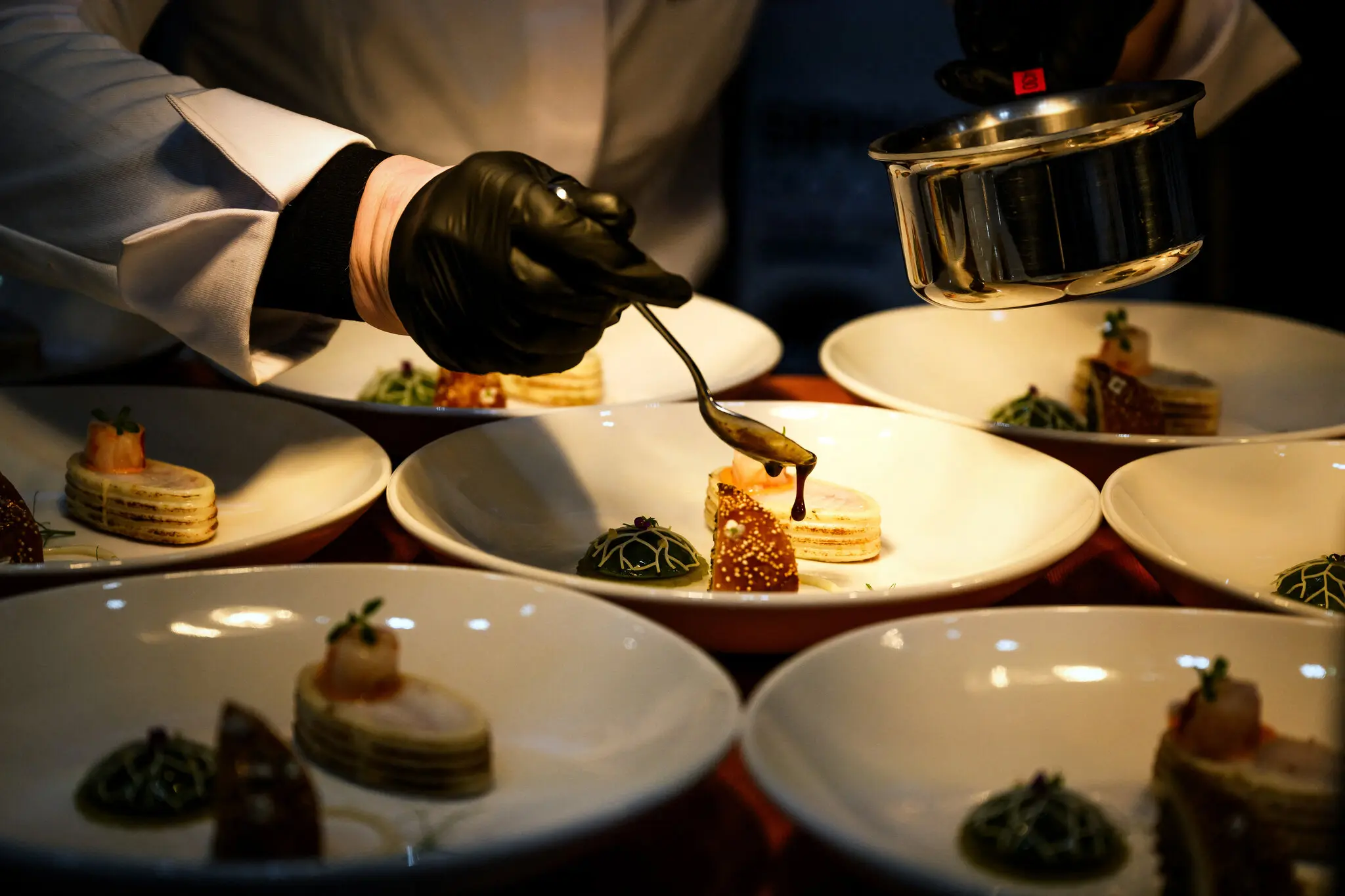 Шеф-кухар готує страви для оцінювання.